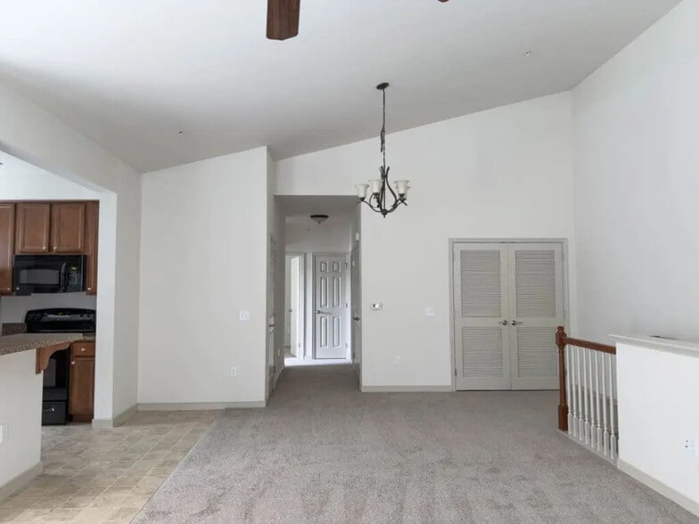 Building Photo - 2038 Shady Oak Dr