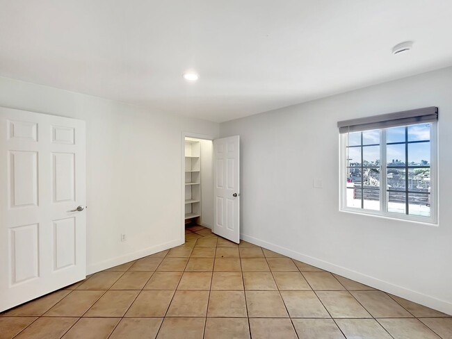 Building Photo - Beautiful 3B 2BA Duplex Unit w/ Balcony, W...