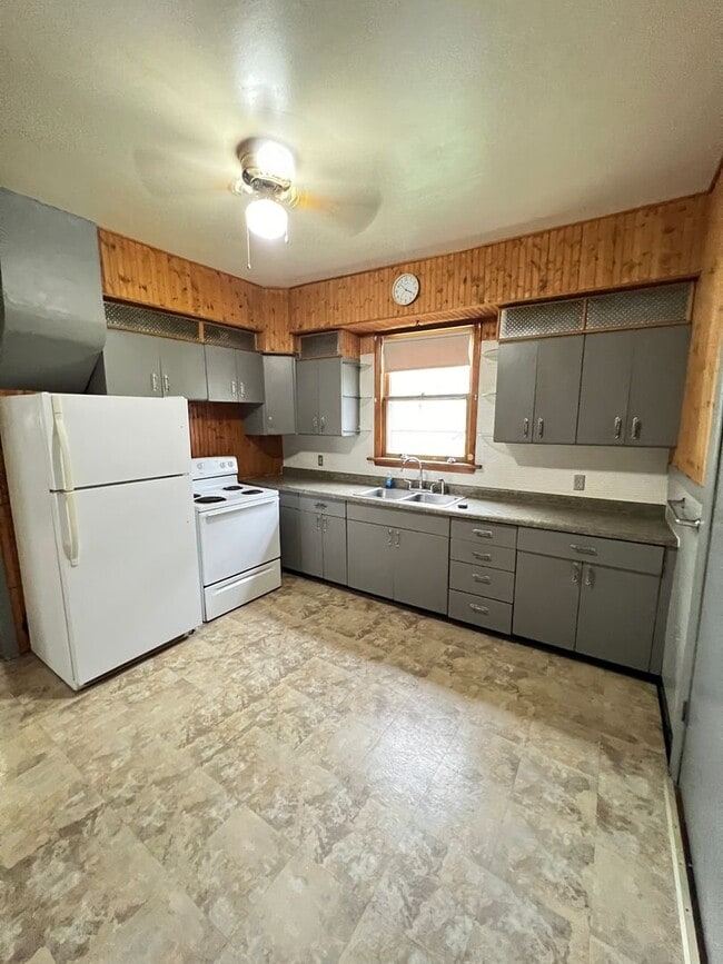 Building Photo - AVAILABLE JUNE - Large 3 Bedroom, 2 Bathroom Home in Billings Park