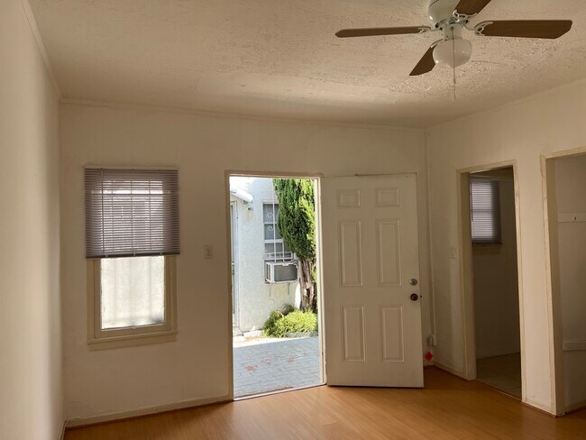 Building Photo - 819 N Alta Vista Blvd