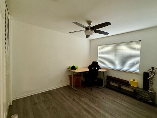 Building Photo - 726 Shawnee Ln