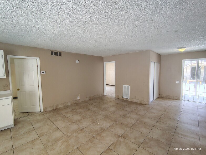 Building Photo - 2929 Elm Ave