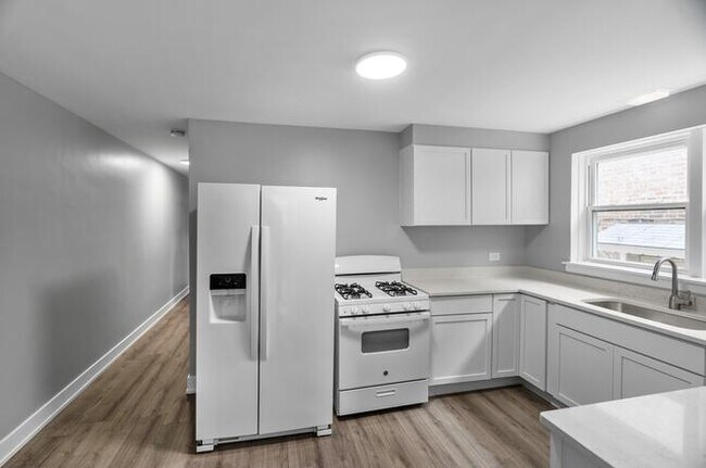 Building Photo - 2823 W Balmoral Ave