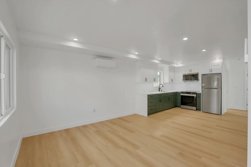 Building Photo - 2116 E 2nd St