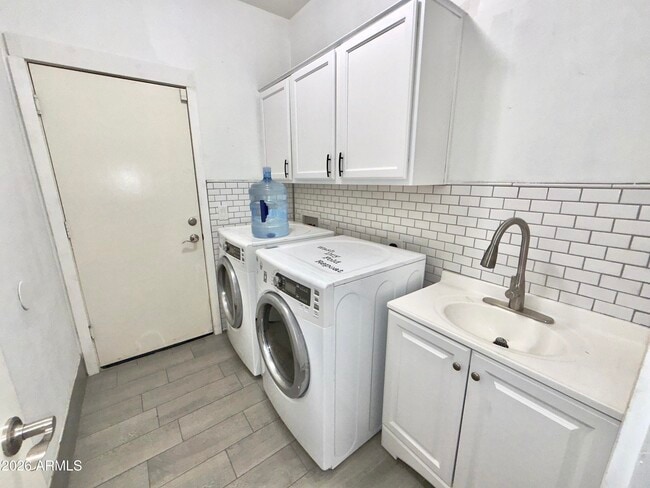 Building Photo - 7116 W Sophie Ln