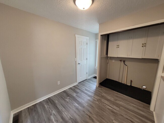 Building Photo - 1 Bedroom, 1 Bathroom Home near Iowa State Fairgrounds