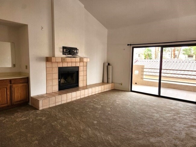 Building Photo - LARGE SECOND FLOOR CONDO