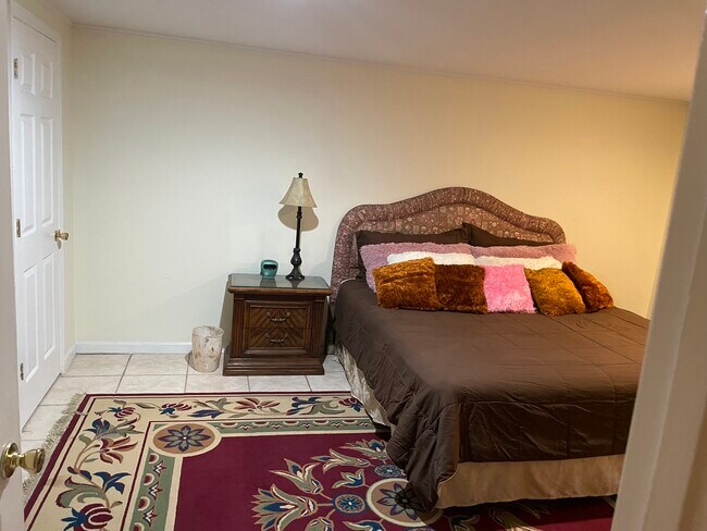King bed suite - 29 10th Ave W