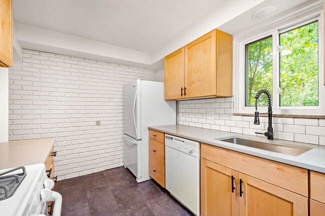 Building Photo - AVAILABLE AUGUST 1ST! STUNNING 3 BEDROOM IN BEECHVIEW!