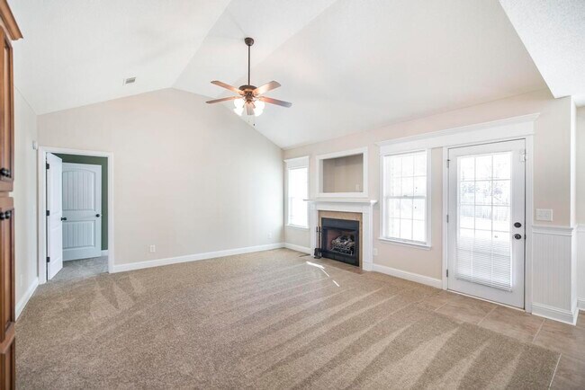 Building Photo - 102 Summerstone Bend