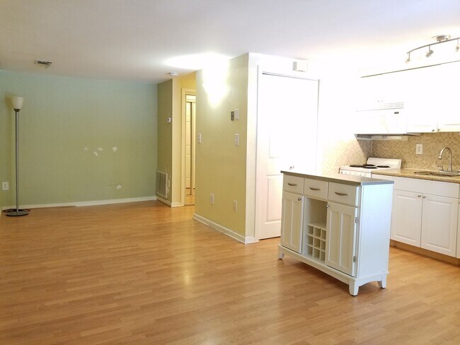 Building Photo - Adorable  second level Studio Condo available mid September!