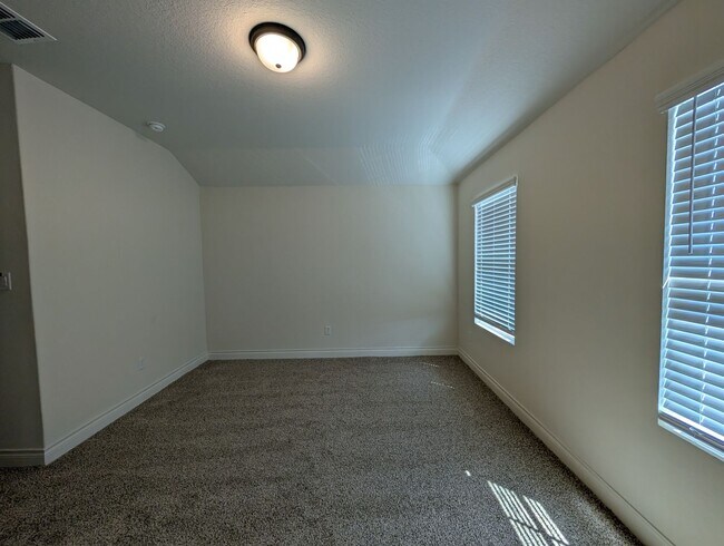 Building Photo - 1 MONTH FREE RENT / Close to HWY for Commu...