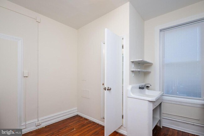 Building Photo - 932 N 5th St