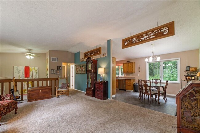 Building Photo - Beautiful 4 Bedroom 2 Bathroom House!