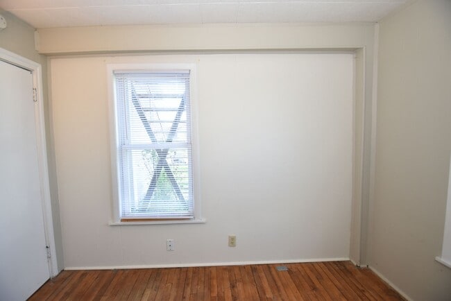 Building Photo - 507 Lincolnway E