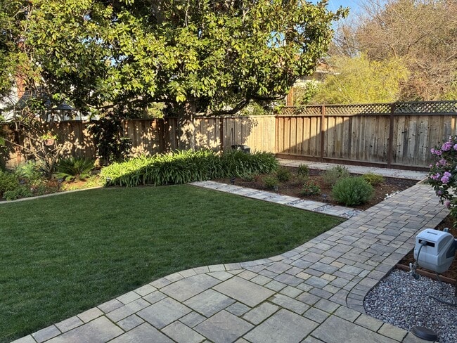 Building Photo - 1074 Oaktree Dr