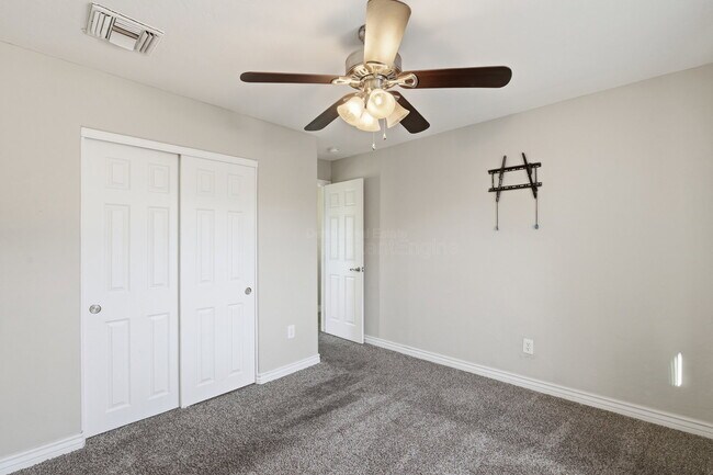 Building Photo - 1901 N Rosemont Blvd