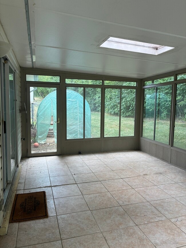 Building Photo - 995 Wren Ct