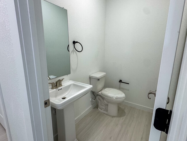 Building Photo - 160 Zion Rd