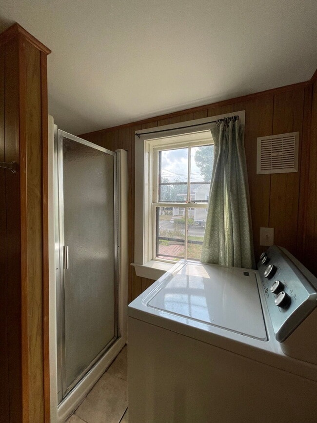 Building Photo - Charming 2 bed, 1 bath - Amesbury, MA! AVA...