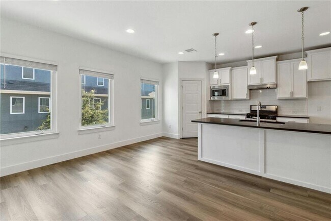 Building Photo - 7205 Bassett Ct
