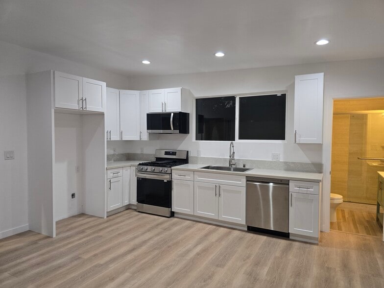 Building Photo - 3230 Cerritos Ave