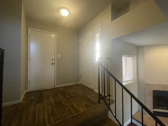 Building Photo - 3 Bed/ 2.5.Ba 2 story townhome , Gated Com...