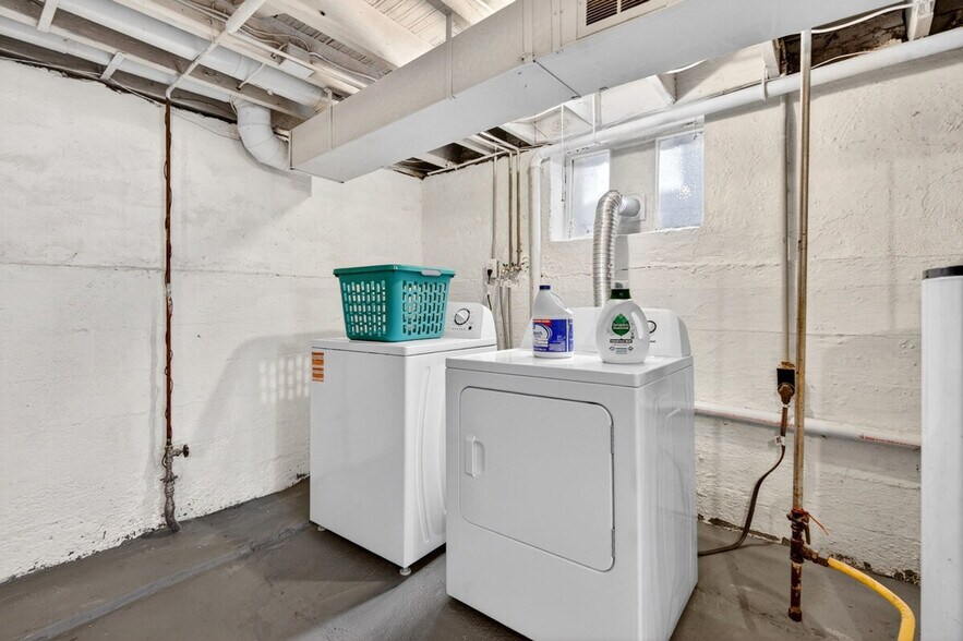 Building Photo - 2230 Richert Pl