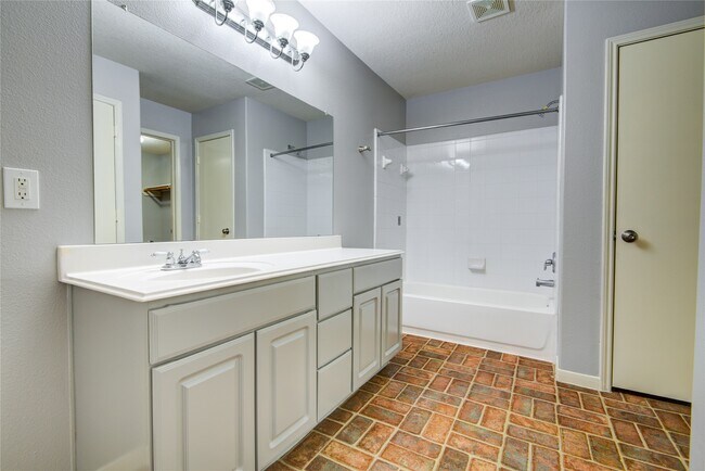 Building Photo - 19402 Hickory Meadow Ln