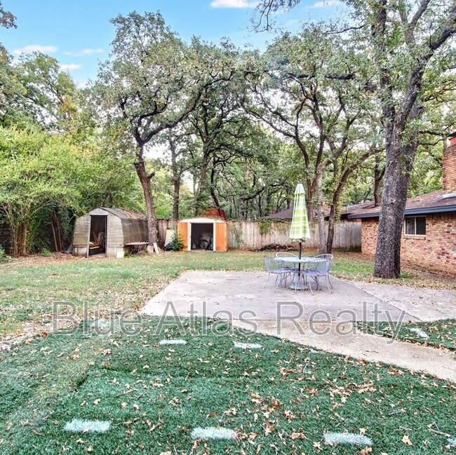 Building Photo - 608 W Pleasantview Dr