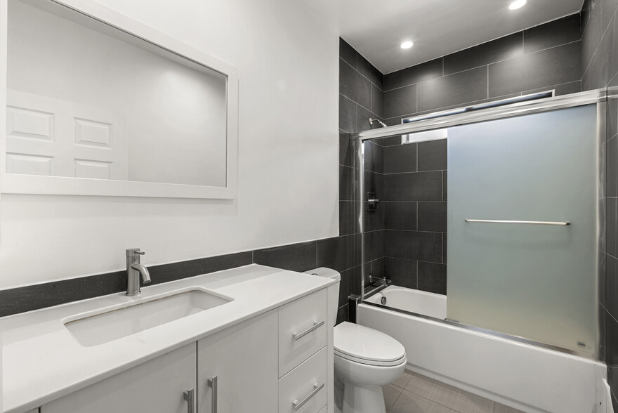 Building Photo - 1301 N Poinsettia Pl
