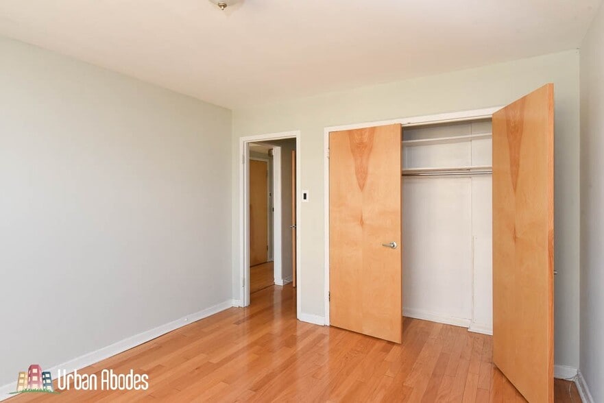 Building Photo - 429 W Wellington Ave