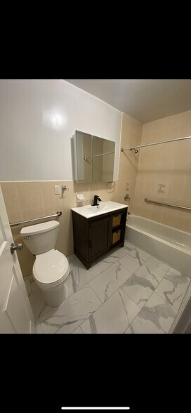 Building Photo - 73-26 Queens Midtown Expy