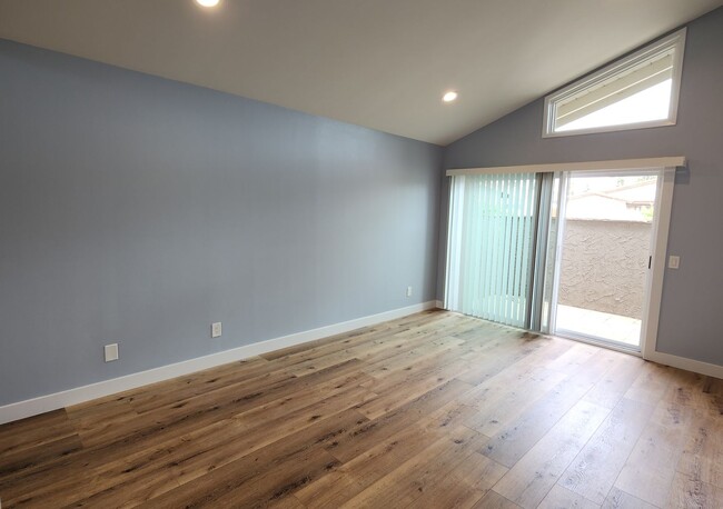 Building Photo - Updated and spacious single-story house on...