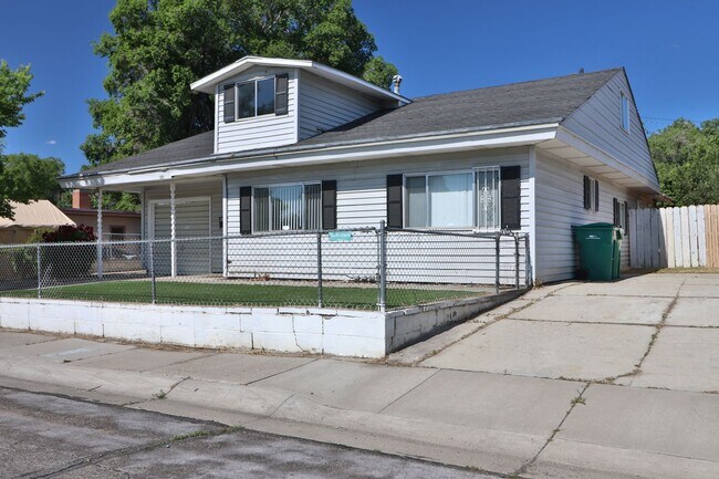 Building Photo - Roommate- Friendly 4 bedroom, 2 Bath Home Near UNR