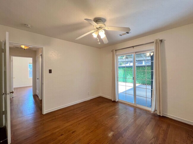 Building Photo - MON301