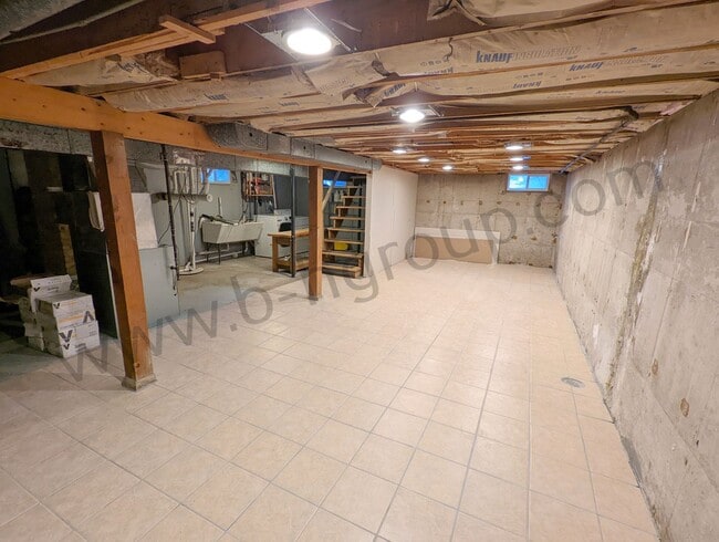 Building Photo - Amazing Location!