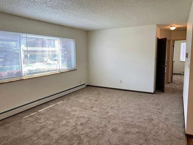 Building Photo - 2 Bed, 1 Bath Apartment for Rent in East Loveland! Move in special - 2 Weeks Free, Flexible lease...