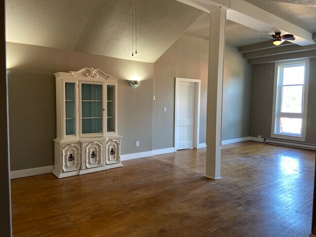 Dining area - 144 S Broadway St