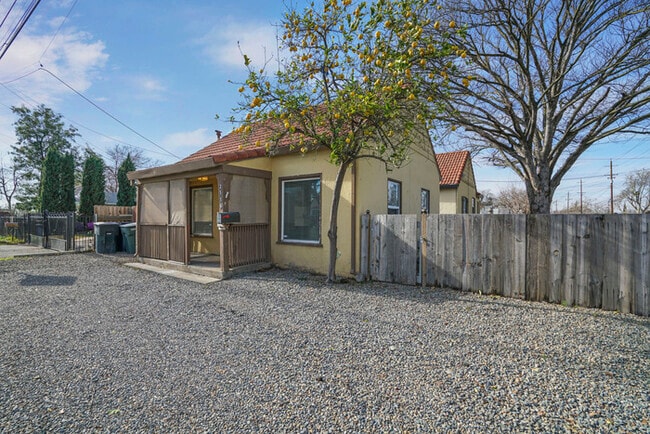 Building Photo - 1 Bed 1 Bath | Del Paso Heights area of Sacramento