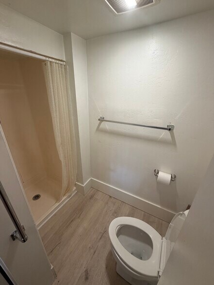 Small shower bathroom - 3756 Busey Ln