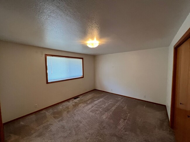 Building Photo - 2 Bedroom/ 2 Bathroom Duplex w/ Fully Fenc...