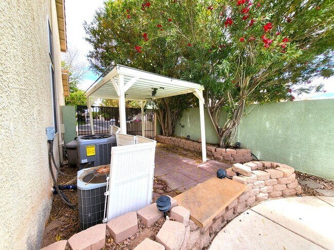 Building Photo - 4 Bedroom House, Private Pool,  Large Pets Welcome