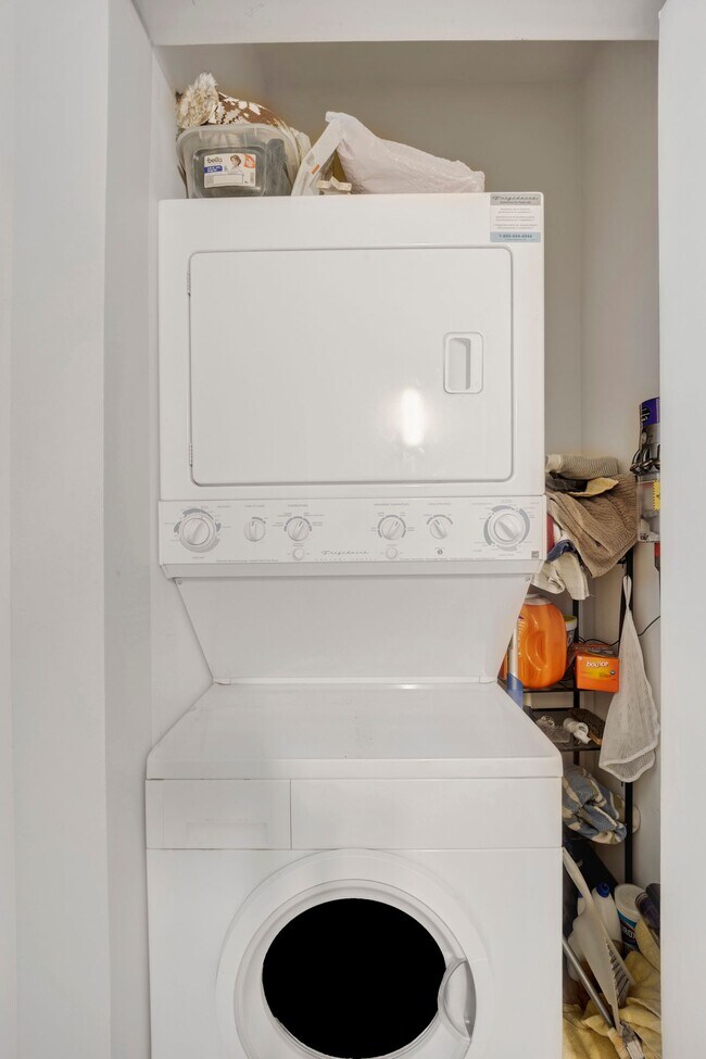 Building Photo - 2418 W Medill Ave