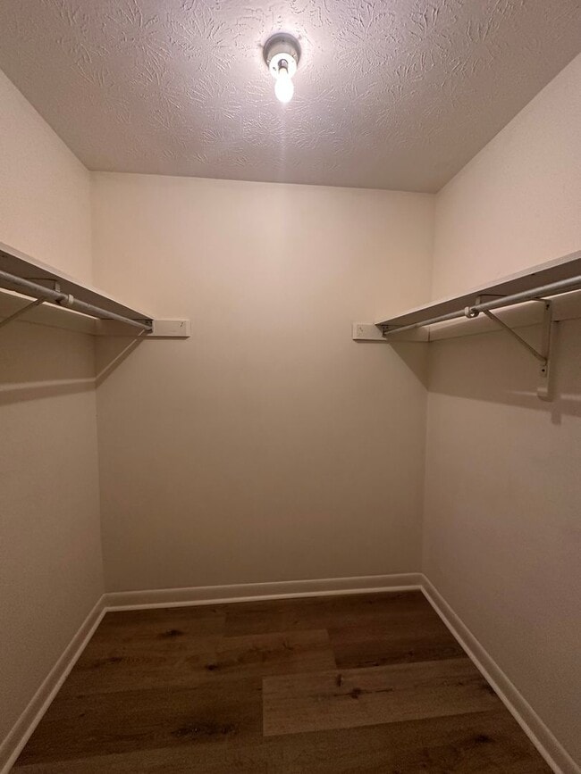 Building Photo - Gorgeous 2/1 located in the heart of Talla...
