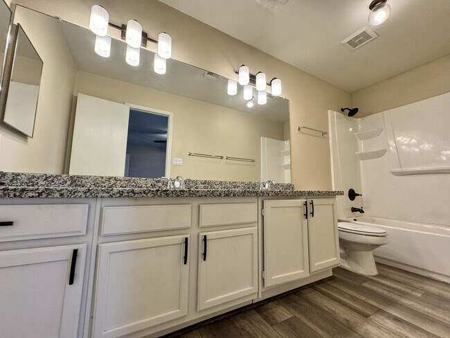 Building Photo - Great 3 bedroom 2 bath culdesac lot with f...