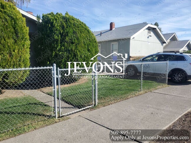 Building Photo - Embrace the cozy charms of this single-family home in Yakima's heart