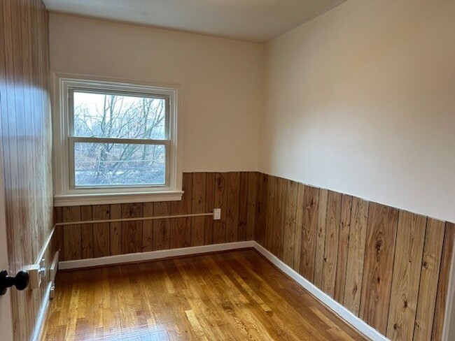 Building Photo - 3 Bedrooms 1 Bathroom Row Home For Rent In...