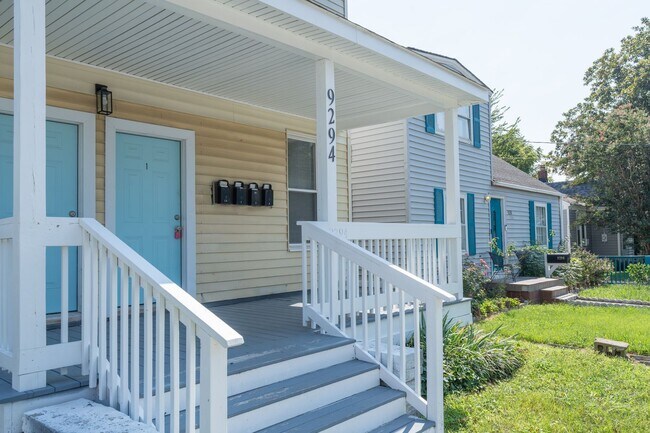 Building Photo - MOVE IN READY 2 Bedroom in the Heart of Oceanview!
