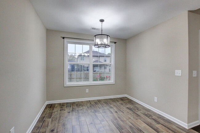 Building Photo - Fresh and Clean 3 bed 2 bath.  Sweet layout!